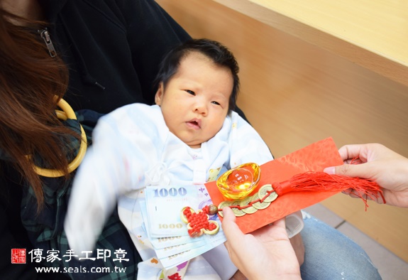 劉寶寶(新竹香山區嬰兒寶寶滿月剃頭理髮、免費嬰兒剃胎毛儀式吉祥話)。中國風會場，爸媽寶貝免費穿「日中韓」古裝禮服。專業拍照、DVD光碟、證書。★購買「臍帶章、肚臍章、胎毛筆刷印章」贈送：剃頭、收涎、抓周，三選一。 2015.11.26 照片15